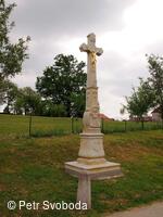 Kamenný kříž pod farou v Bělotíně od roku 2015