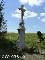 kříž u autoservisu